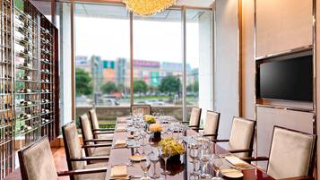 3 restaurants; breakfast, lunch, and dinner served