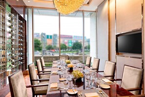 3 restaurants; breakfast, lunch and dinner served 