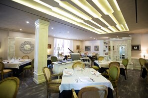 Se sirven desayunos, almuerzos y cenas; cocina internacional