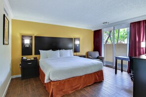 羽絨被、書桌、遮光布/窗簾、熨斗/熨衣板