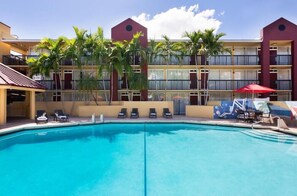 Outdoor pool, pool loungers - The Link Hotel (Fort Lauderdale)
