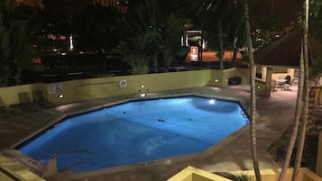 Alberca al aire libre y camastros