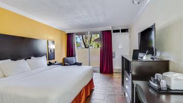 Chăn bông, bàn, màn/rèm cản sáng, bàn ủi/dụng cụ ủi quần áo