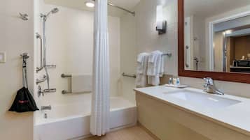 Un baño moderno con bañera, ducha y lavabo.
