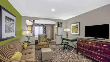 Phòng Suite Deluxe, 1 giường cỡ king, không hút thuốc | Bộ đồ giường cao cấp, bàn, bàn ủi/dụng cụ ủi quần áo