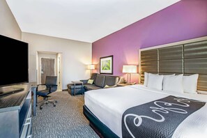Premium bedding, desk, iron/ironing board, free cots/infant beds - La Quinta Inn & Suites by Wyndham Kearney (Kearney)