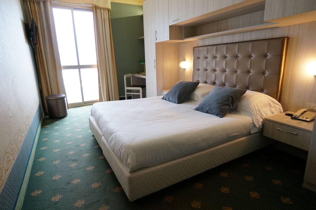Economy Double Room - Lake View | 客房內保險箱、書桌、免費無線上網、床單