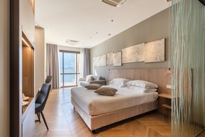 Panoramic Suite, Lake View | In-room safe, desk, free WiFi, bed sheets - Hotel Splendid Palace (Limone sul Garda)
