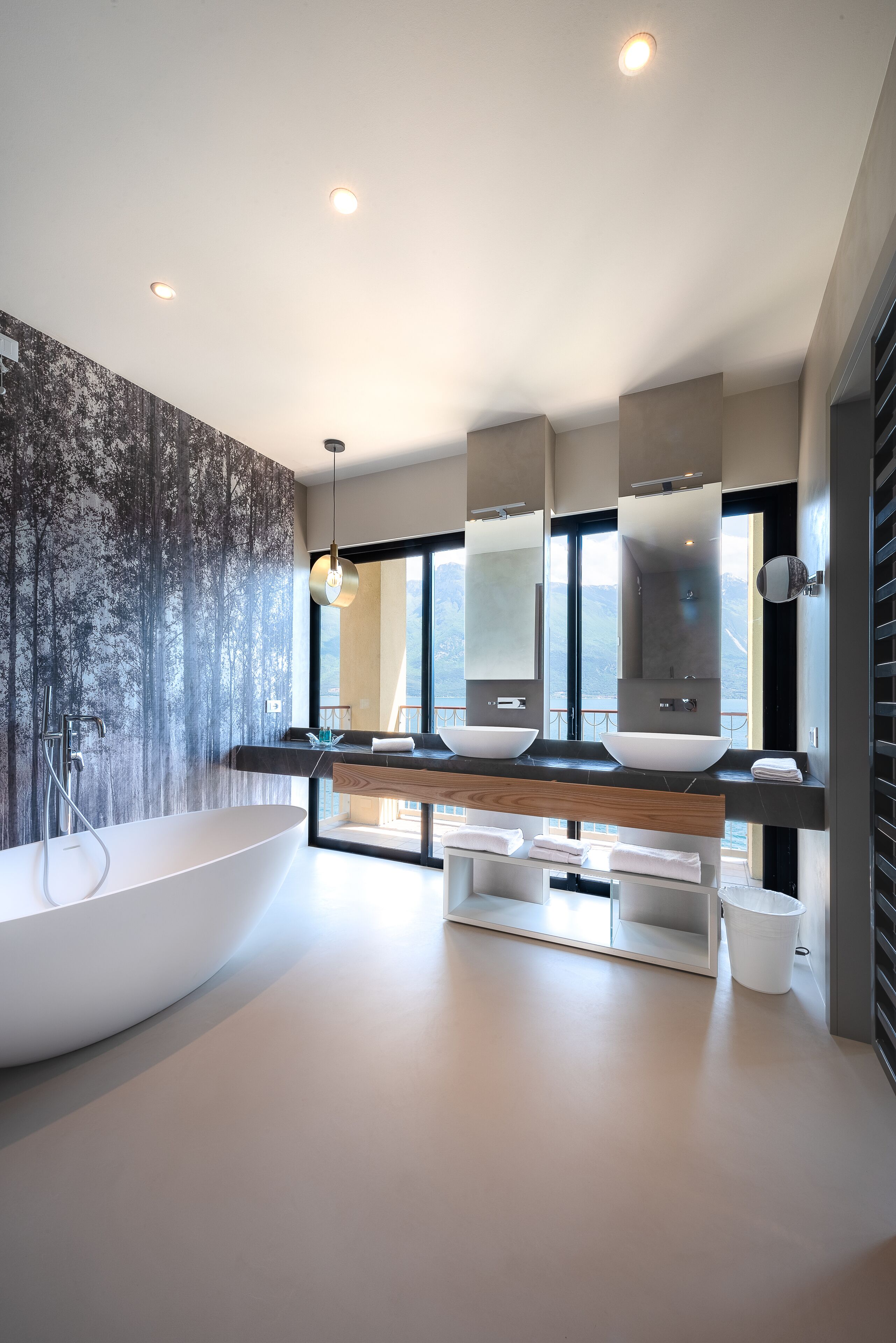 panoramic suite, lake view | bathroom | free toiletries, hair dryer, towels, toilet paper