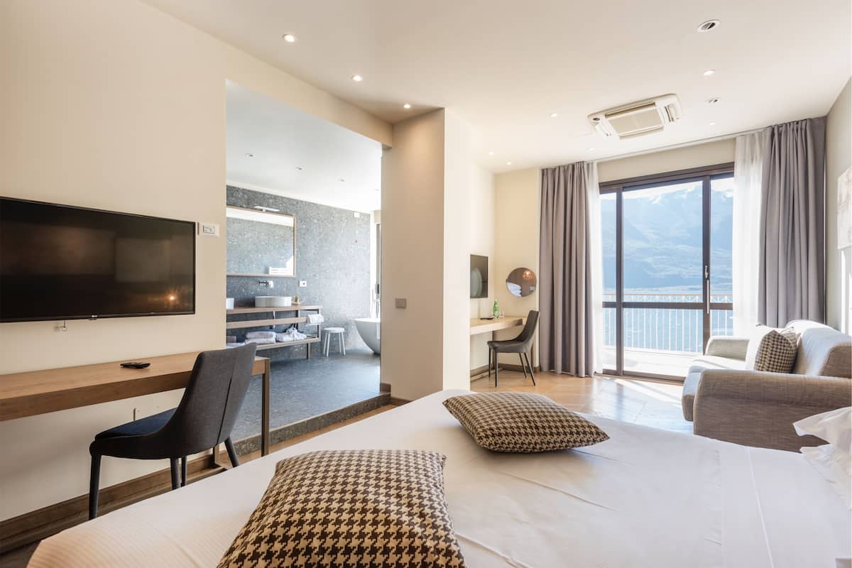 panoramic suite, lake view | 1 bedroom, in-room safe, desk, free wifi