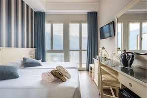 Kamar Double atau Twin Comfort, pemandangan danau | Brankas, meja kerja, Wi-Fi gratis, dan seprai linen
