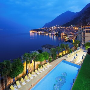 Indoor pool, outdoor pool, sun loungers - Hotel Splendid Palace (Limone sul Garda)