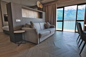 Panoramic Suite, Lake View | In-room safe, desk, free WiFi, bed sheets - Hotel Splendid Palace (Limone sul Garda)