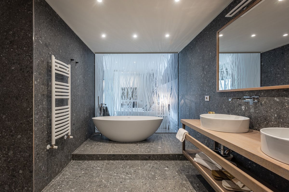 romantic suite, lake view | 1 bedroom, in-room safe, desk, free wifi