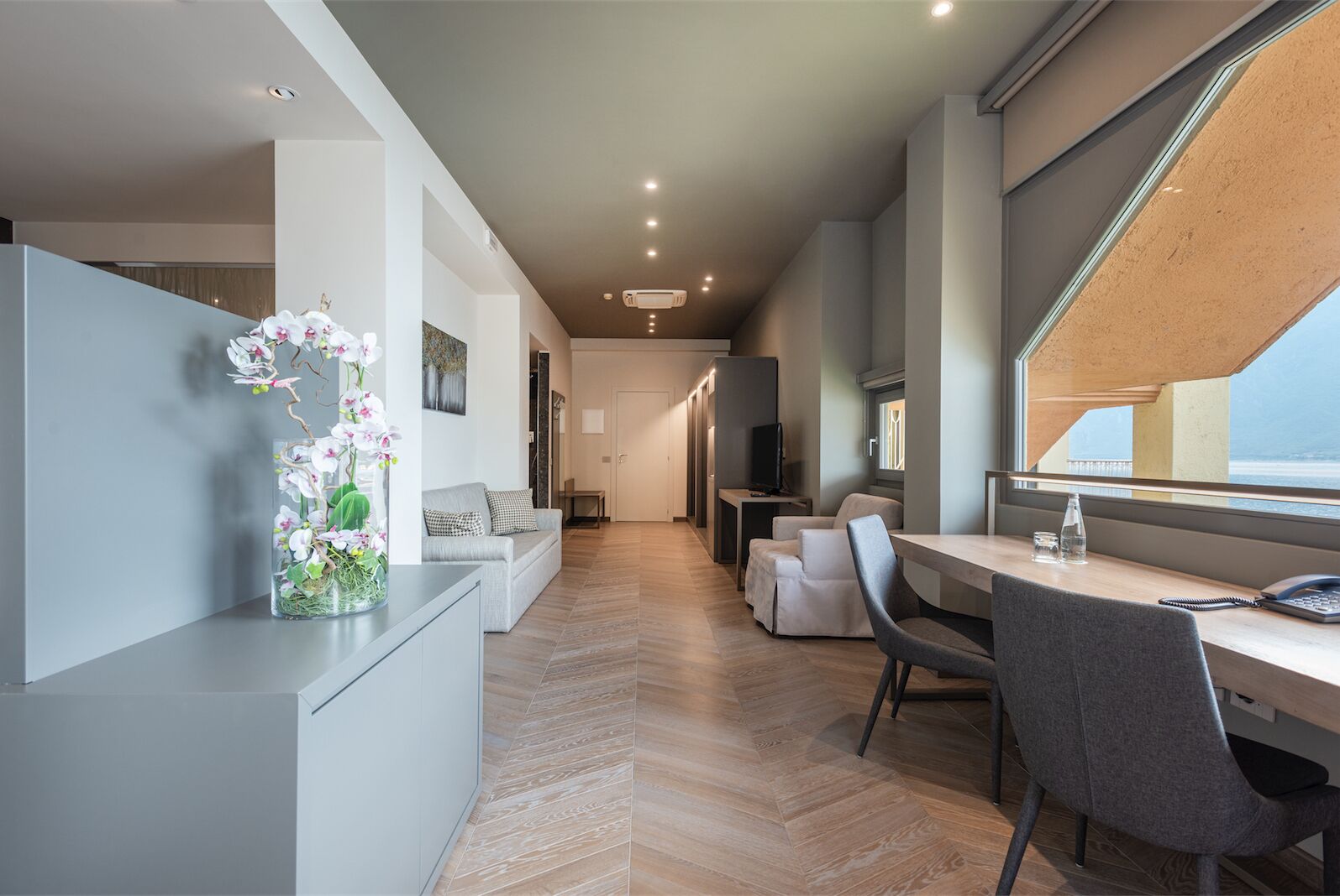 romantic suite, lake view | 1 bedroom, in-room safe, desk, free wifi