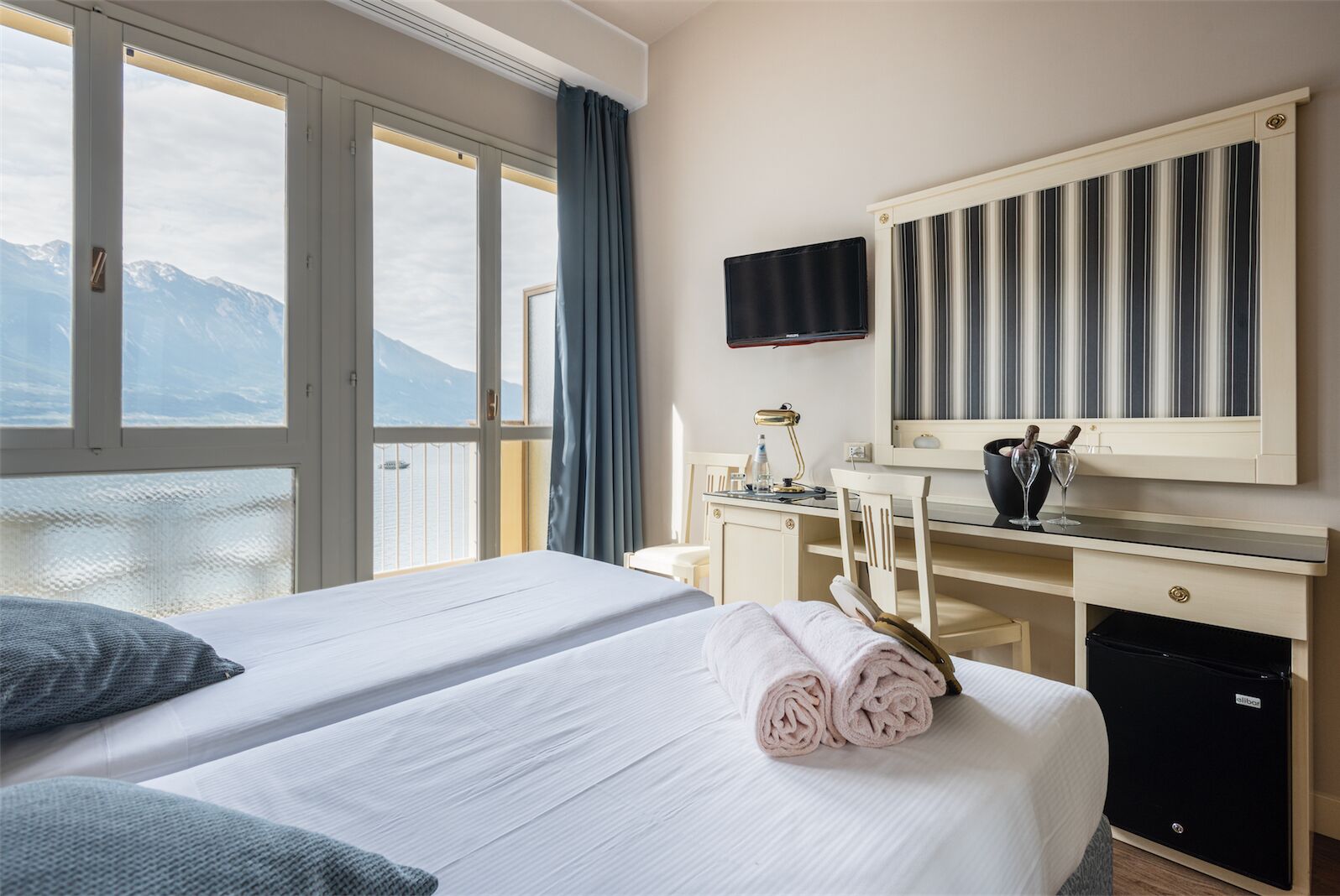 comfort double or twin room, lake view | 1 bedroom, in-room safe, desk, free wifi