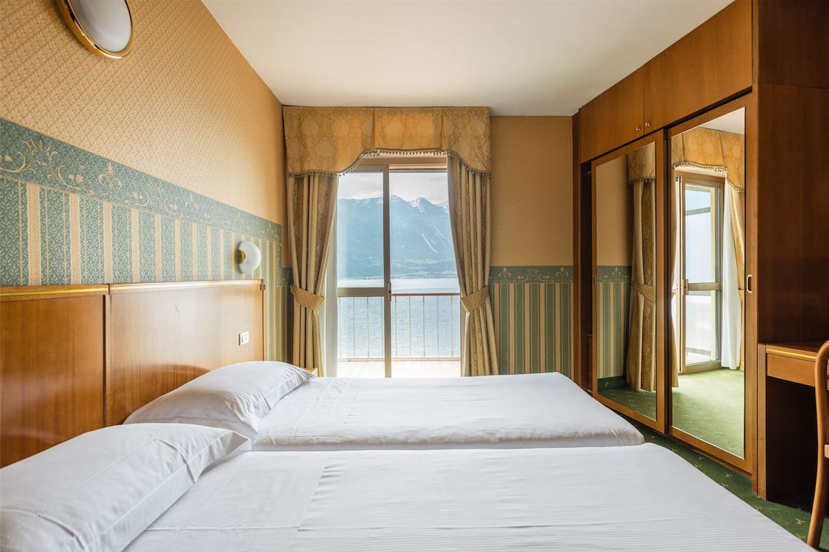 Classic Double Room, Lake View | In-room safe, desk, free WiFi, bed sheets