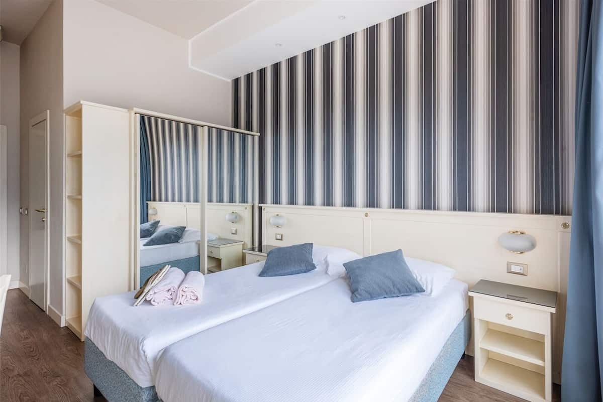 Classic Double or Twin Room, Mountain View | In-room safe, desk, free WiFi, bed sheets