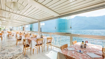 供應午餐、晚餐;本地菜;室外用餐