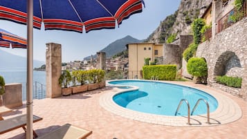Outdoor pool, pool umbrellas, sun loungers