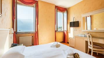 Camera con letto matrimoniale o 2 letti singoli, vista lago | Una scrivania, Wi-Fi gratuito