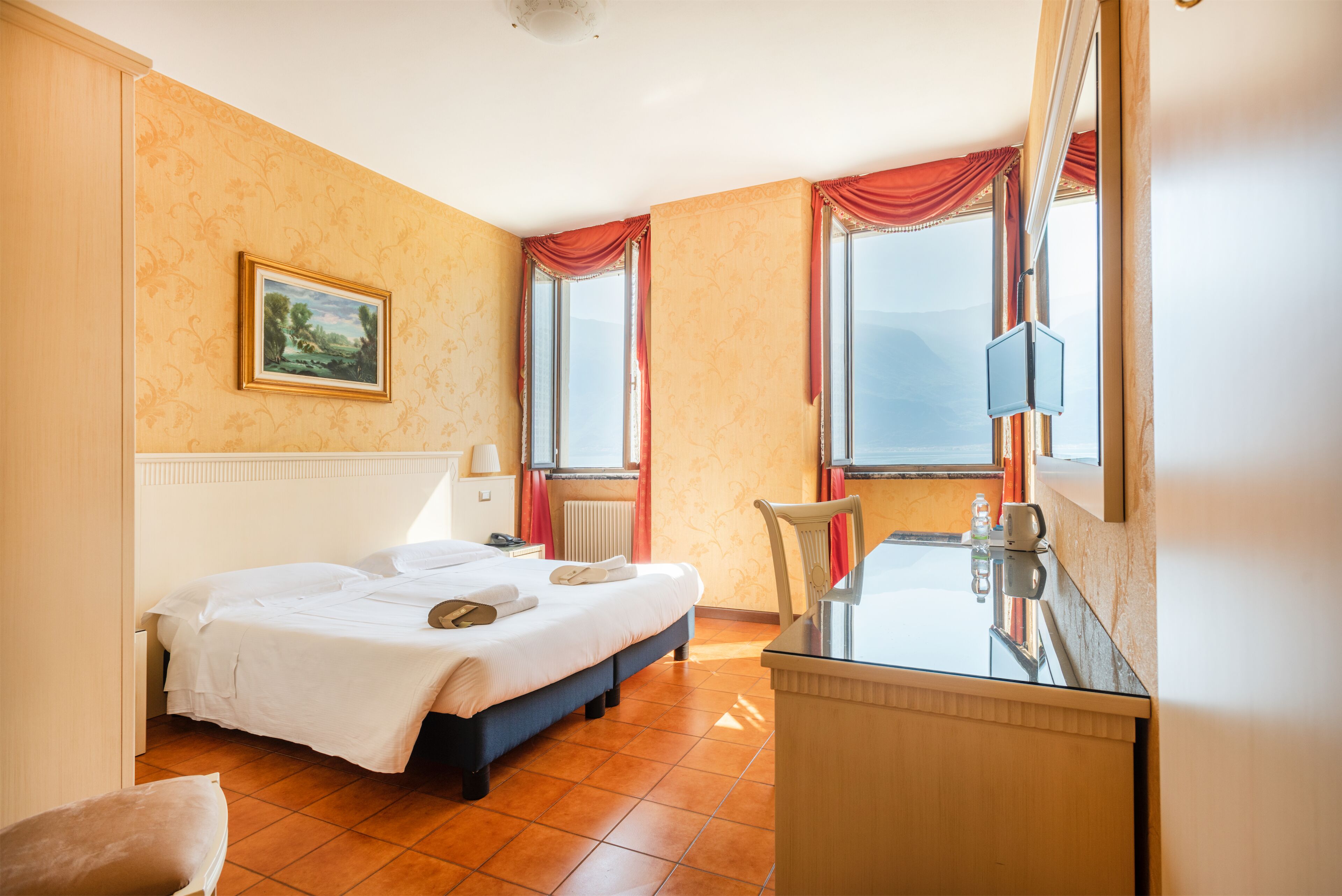 double or twin room, lake view | desk, free wifi