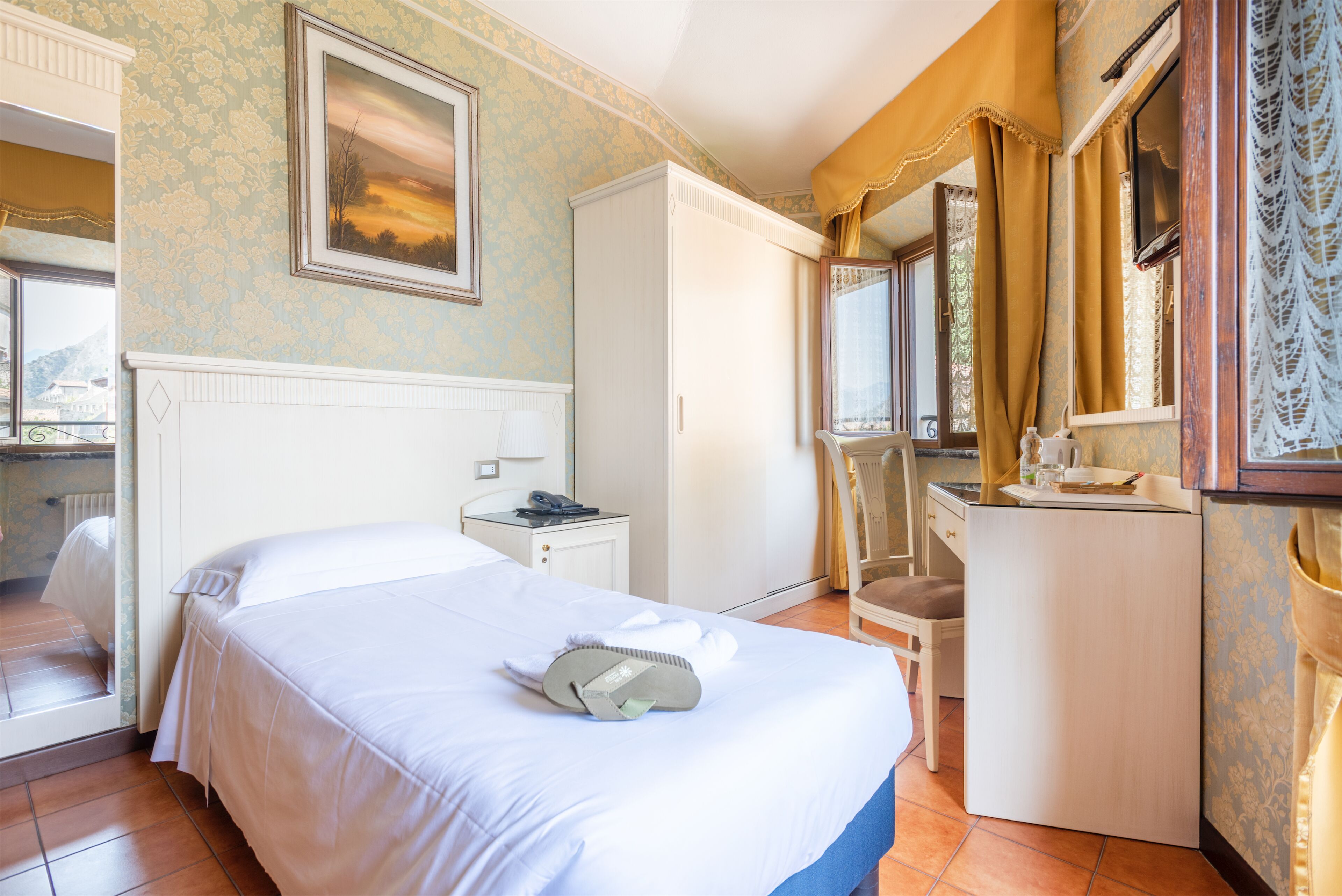 single room | desk, free wifi