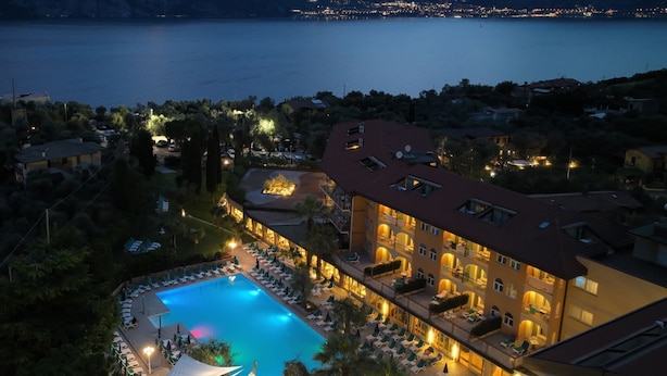 Un hôtel doté d’une piscine, de plusieurs balcons et offrant une vue sur la mer.