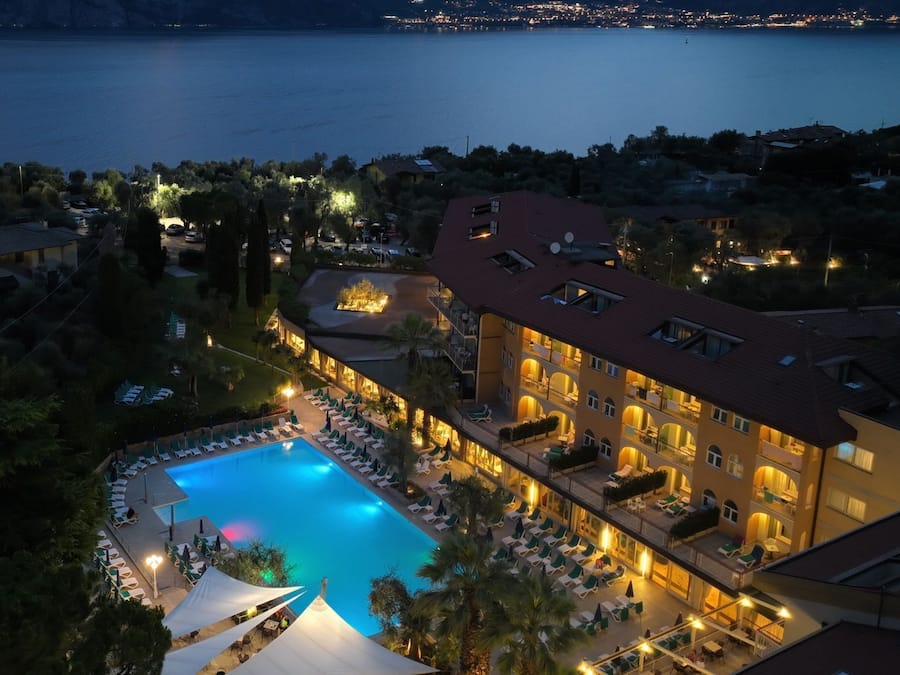 Façade de lâhĂ©bergement - soirĂ©e/nuit