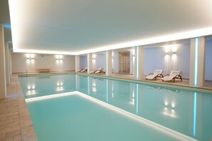 Indoor pool, 2 outdoor pools, pool umbrellas, pool loungers - Hotel Majestic Palace (Malcesine)