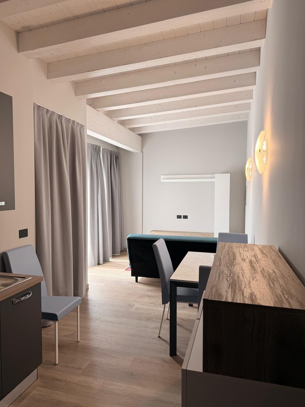 Loftsrom – comfort, balkong | Safe på rommet, lydisolert, wi-fi (inkludert) og sengetøy