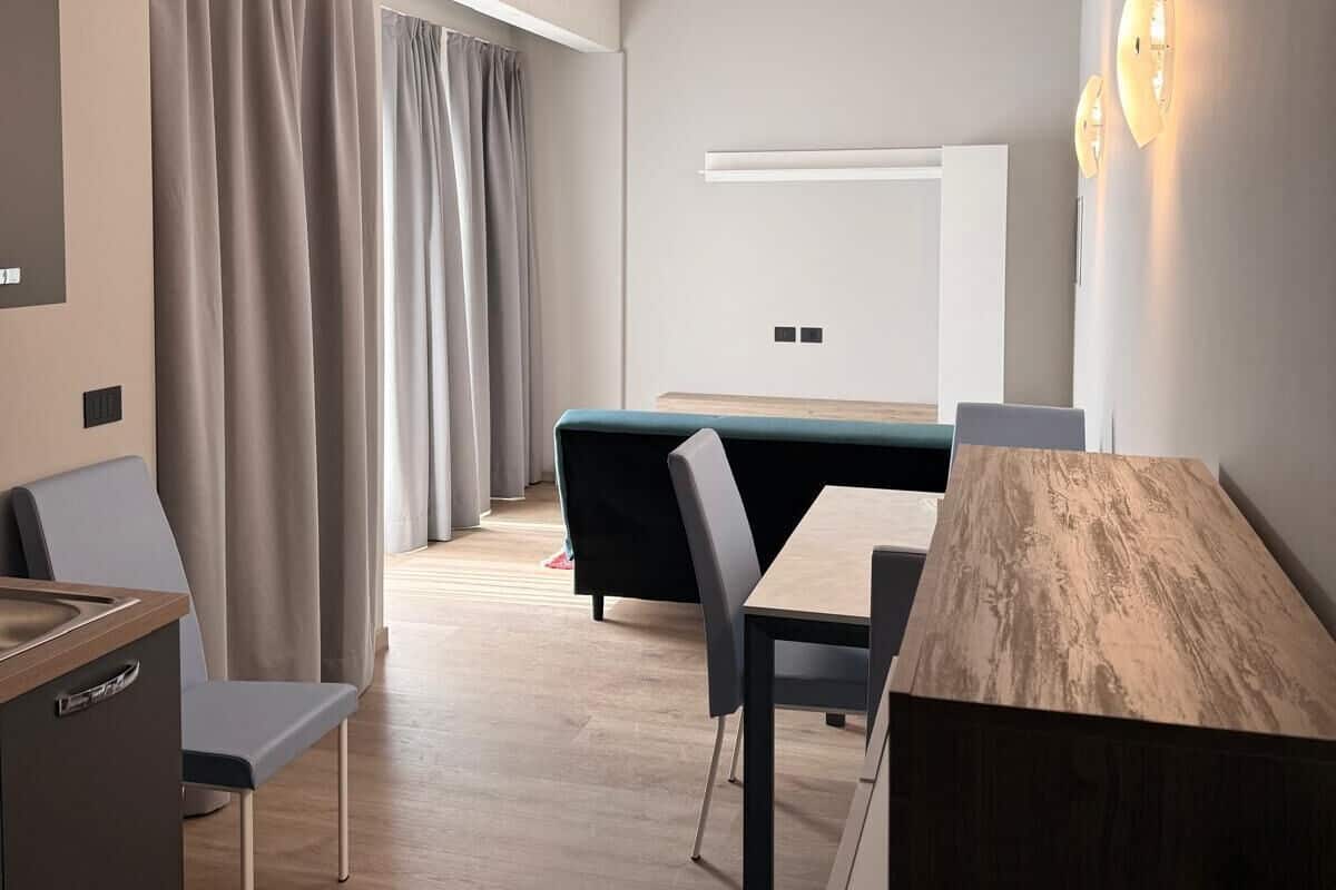 Comfort-ullakkohuoneisto, parveke | Tallelokero huoneessa, äänieristys, ilmainen Wi-Fi, vuodevaatteet