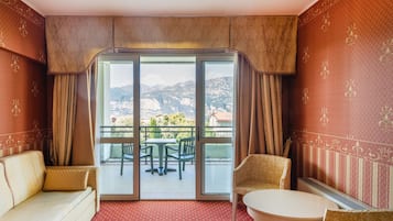 Deluxe Twin Room, Multiple Beds, Lake View | 1 bedroom, in-room safe, soundproofing, free WiFi