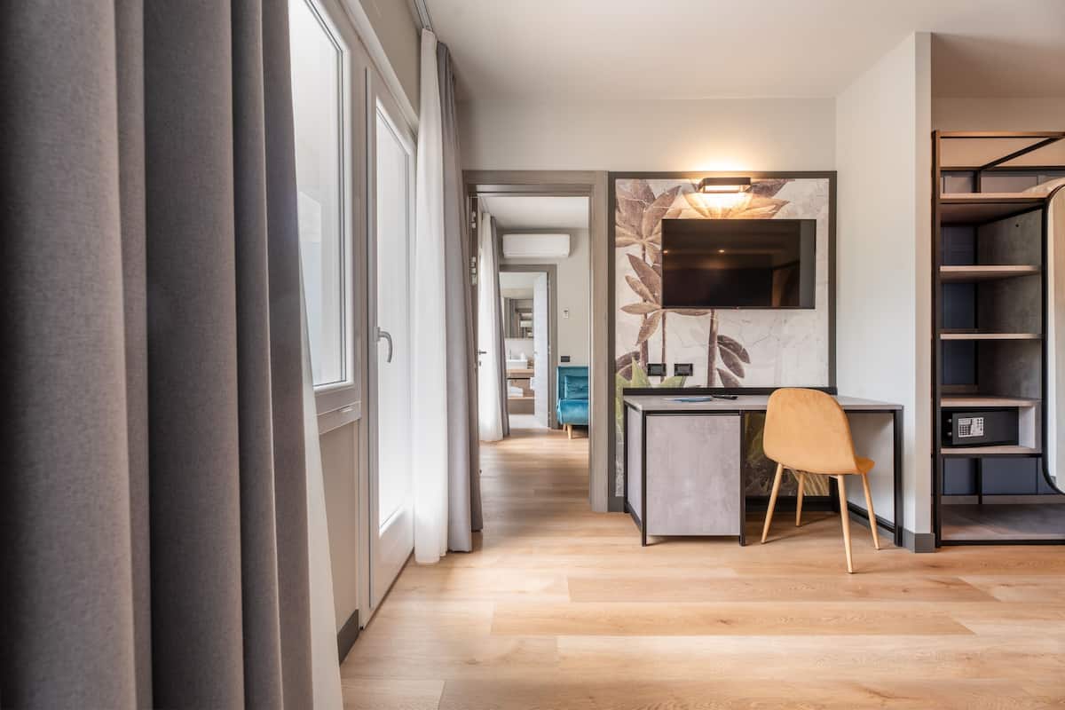 Une cuisine moderne avec un pare-feu en marbre, un four encastré et une chaise en bois.