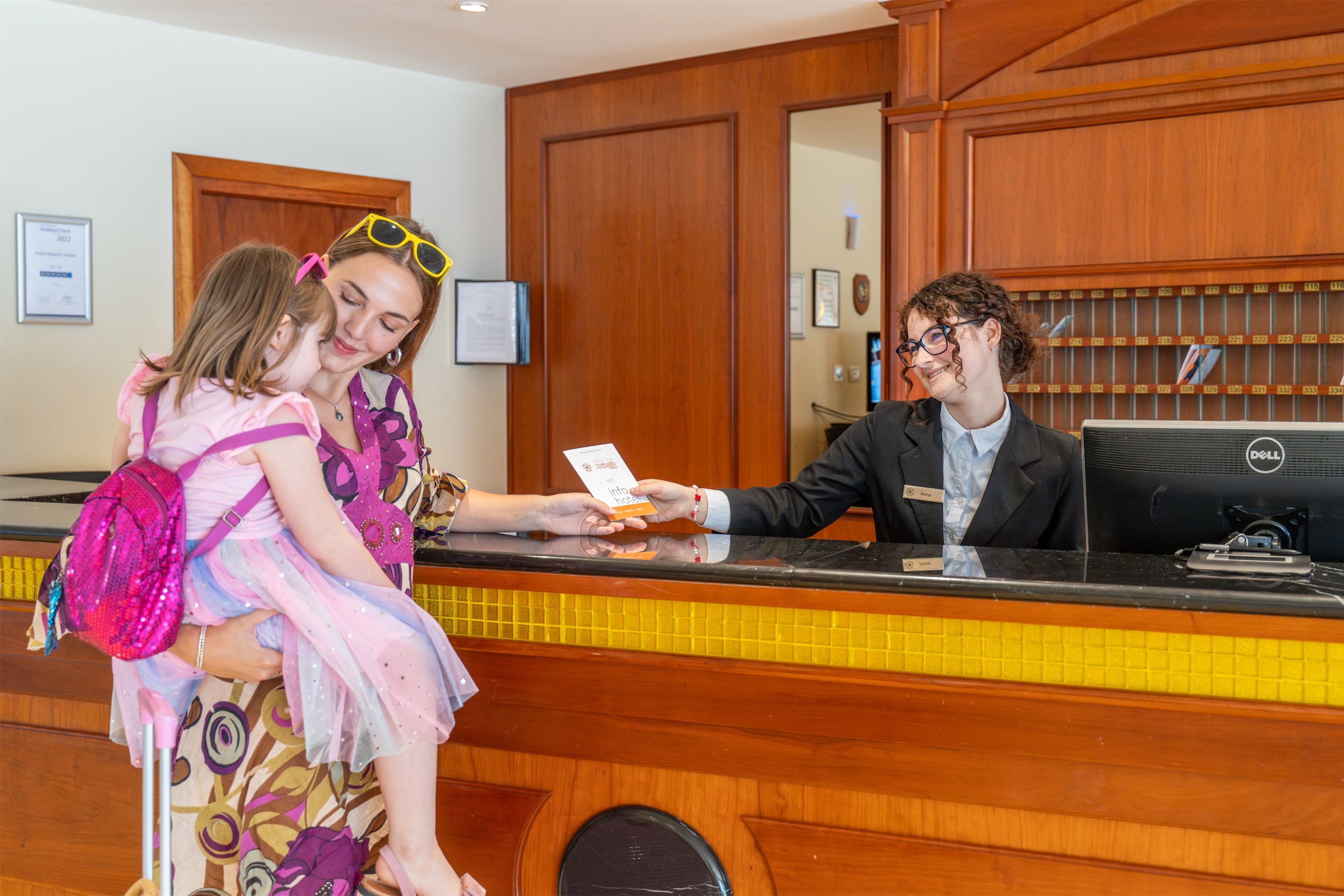 Un mostrador de recepción de hotel con detalles de madera y un rebozo de azulejos.