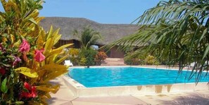 Außenpool, Sonnenschirme, Liegestühle