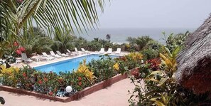 Außenpool, Sonnenschirme, Liegestühle