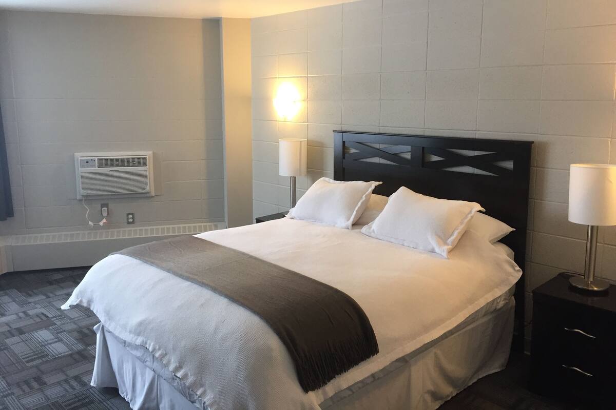 Habitación doble, 1 cama Queen size | Ropa de cama de alta calidad, cortinas blackout y wifi gratis 