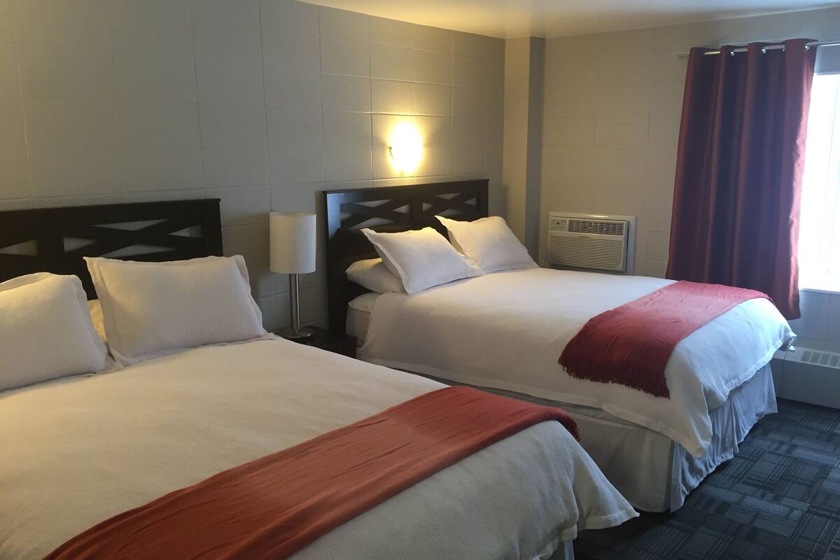 Habitación cuádruple, 2 camas Queen size | Ropa de cama de alta calidad, cortinas blackout y wifi gratis 