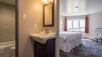 Premium Double Room, 1 King Bed | Premium bedding, blackout curtains, free WiFi, bed sheets