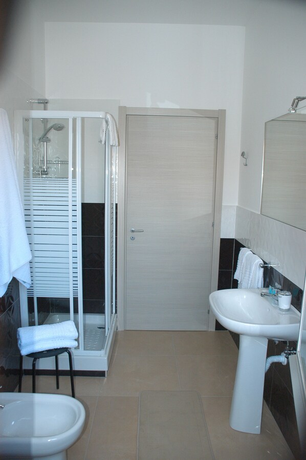 Comfort-Doppel- oder -Zweibettzimmer, Balkon | Badezimmer