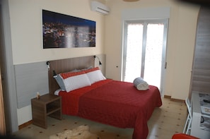 Comfort Double or Twin Room, Balcony | Premium bedding, desk, soundproofing, cribs/infant beds - Hollywood Bed & Breakfast (Villarosa)