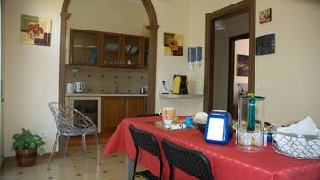 Free daily buffet breakfast