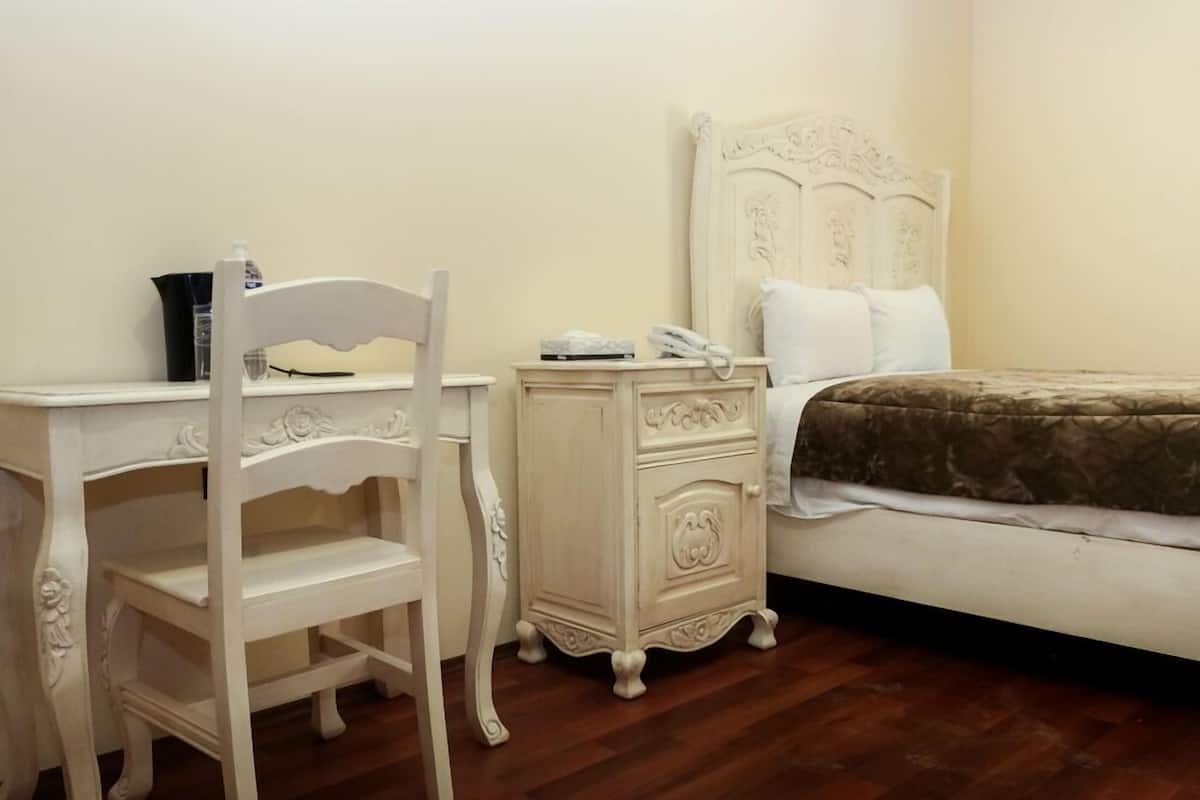 Basic Room | Individually furnished, laptop workspace, free WiFi, bed sheets