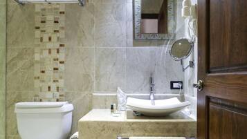 Ein Badezimmer mit Toilette, Waschbecken und Spiegel.