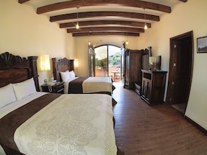 Habitación doble junior | Baño | Amenidades de baño gratuitas, toallas, jabón, shampoo