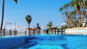 A swimming pool with a tiled floor featuring the word "ROYAL". - Hotel Residence Rosy (Ricadi)