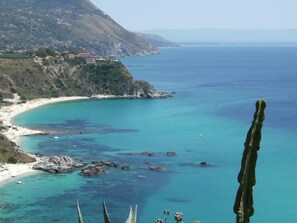 Plage privée à proximité, sable blanc, chaise longue, parasol
