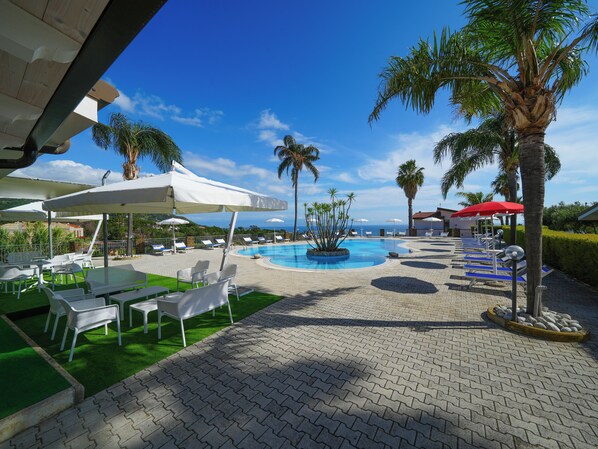 Piscine extérieure, parasols, chaises longues