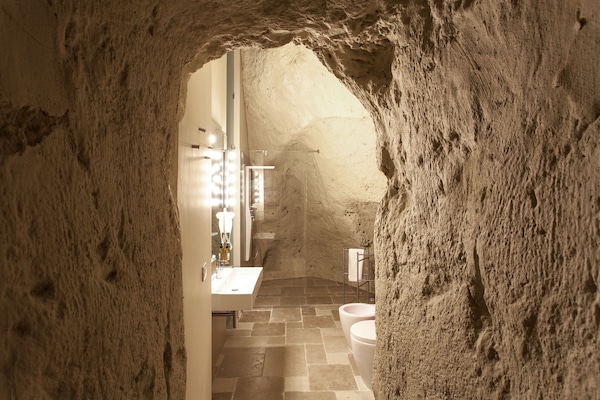 Luxury Studio Suite, Jetted Tub | Bathroom